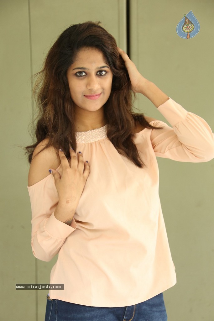 Harini New Stills - 31 / 98 photos