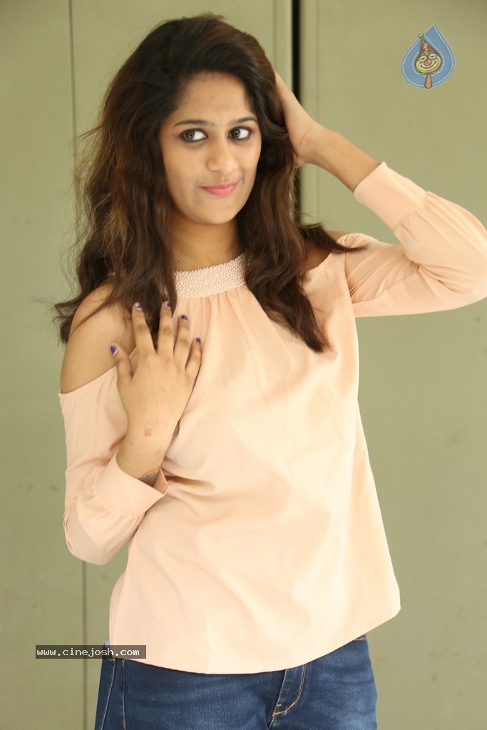 Harini New Stills - 33 / 98 photos