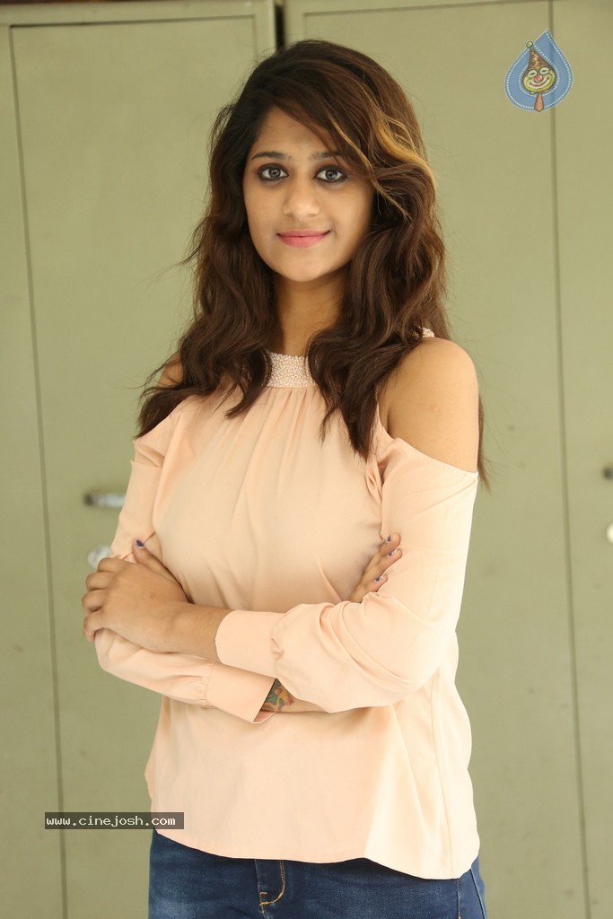 Harini New Stills - 34 / 98 photos