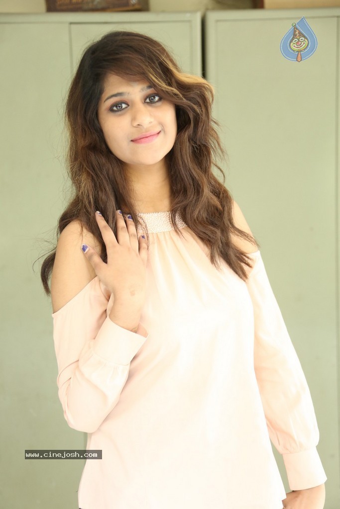 Harini New Stills - 42 / 98 photos