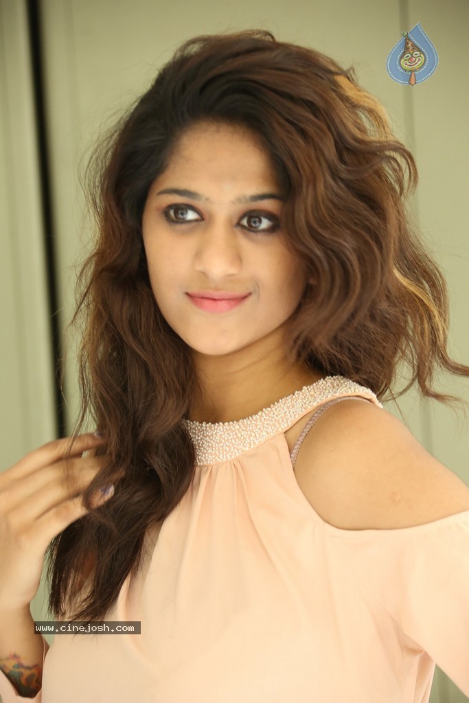 Harini New Stills - 48 / 98 photos