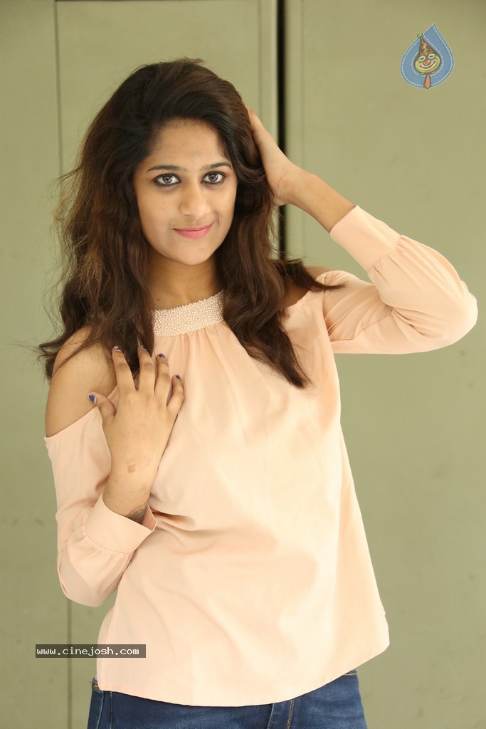 Harini New Stills - 49 / 98 photos