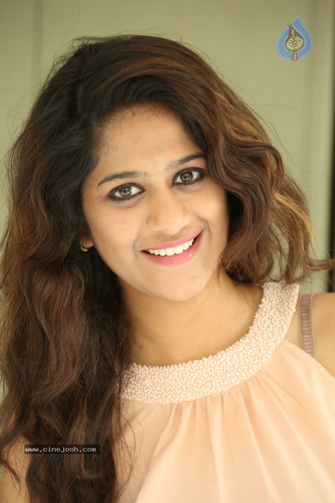 Harini New Stills - 51 / 98 photos