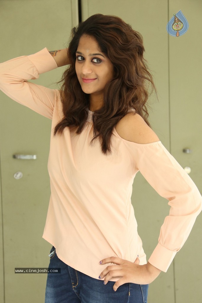 Harini New Stills - 52 / 98 photos