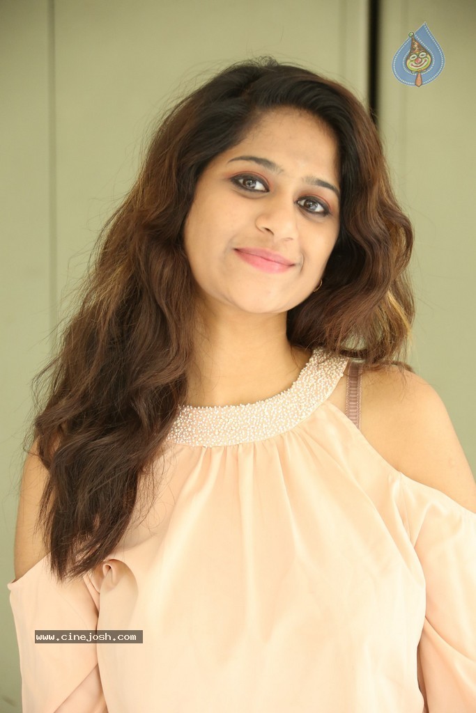 Harini New Stills - 54 / 98 photos