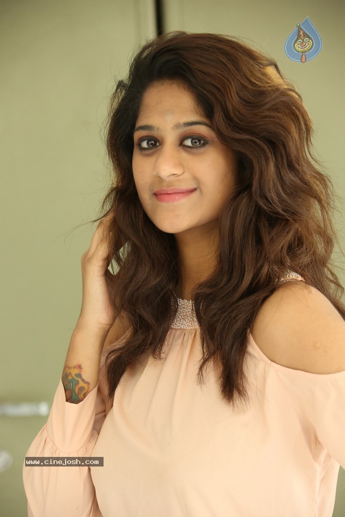 Harini New Stills - 68 / 98 photos