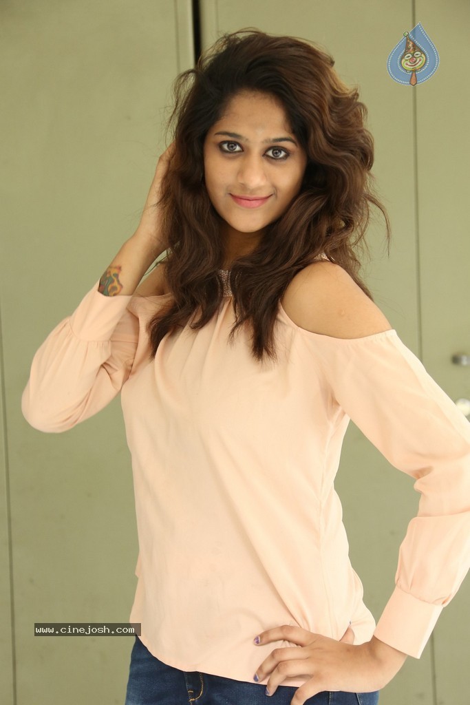 Harini New Stills - 74 / 98 photos