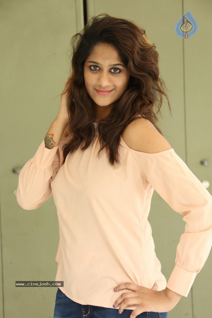 Harini New Stills - 76 / 98 photos