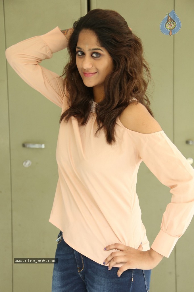 Harini New Stills - 80 / 98 photos