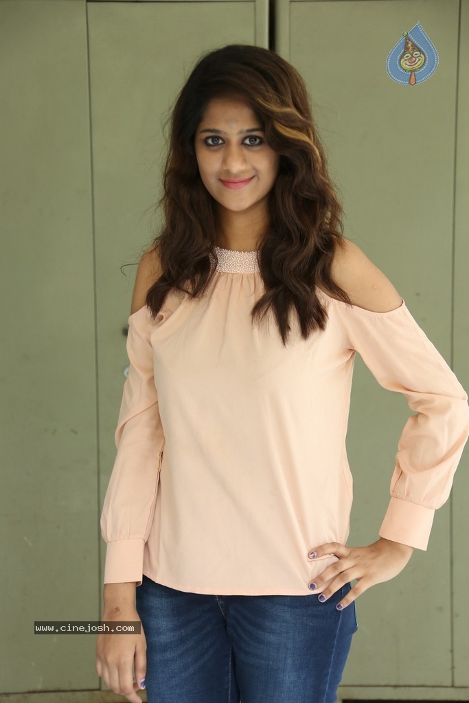 Harini New Stills - 96 / 98 photos