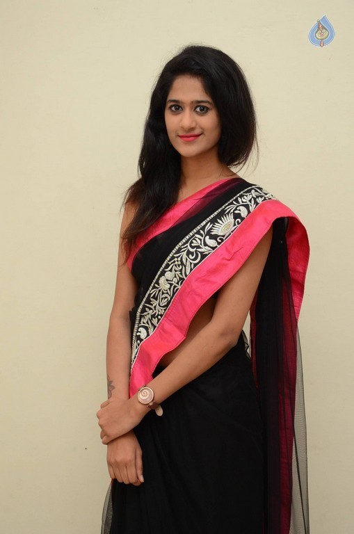 Harini Photos - 5 / 29 photos