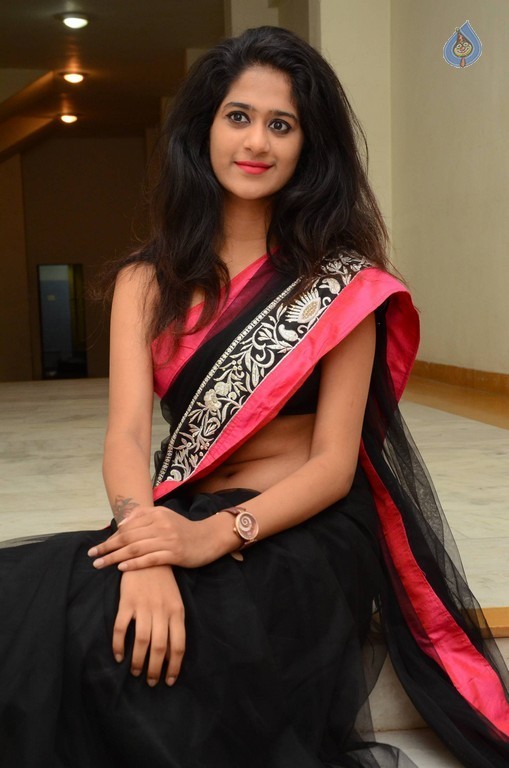 Harini Photos - 7 / 29 photos