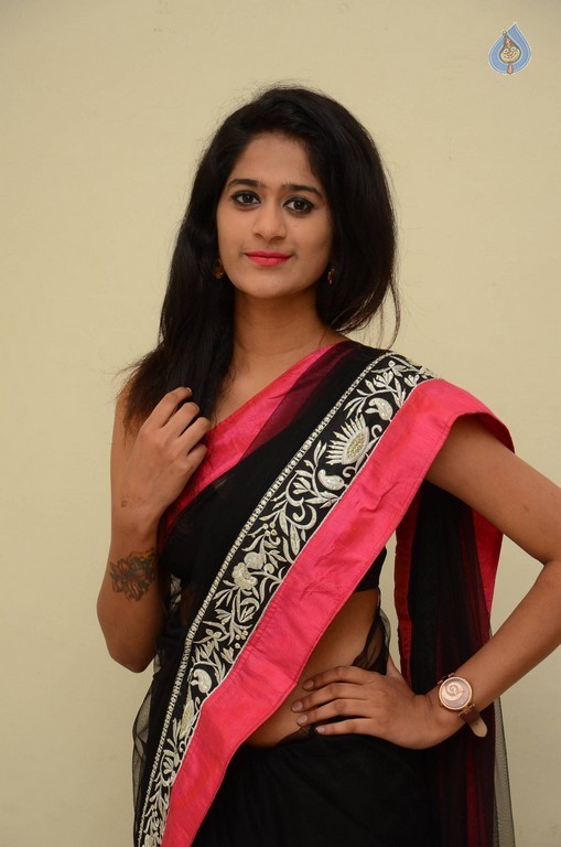 Harini Photos - 8 / 29 photos