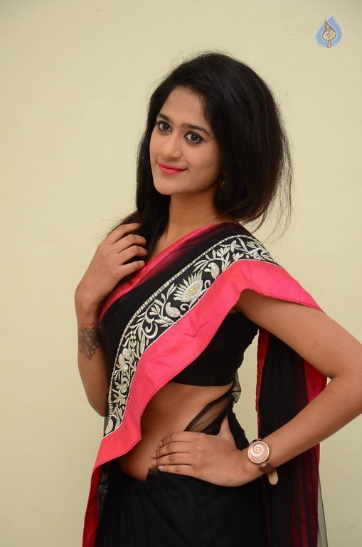 Harini Photos - 9 / 29 photos