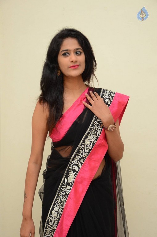 Harini Photos - 13 / 29 photos