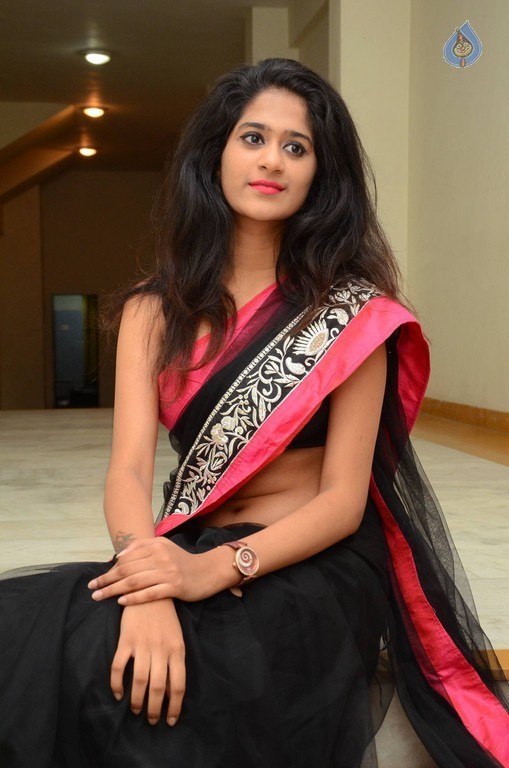 Harini Photos - 15 / 29 photos