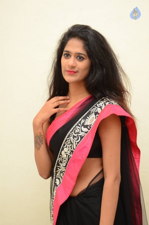 Harini Photos - 17 / 29 photos