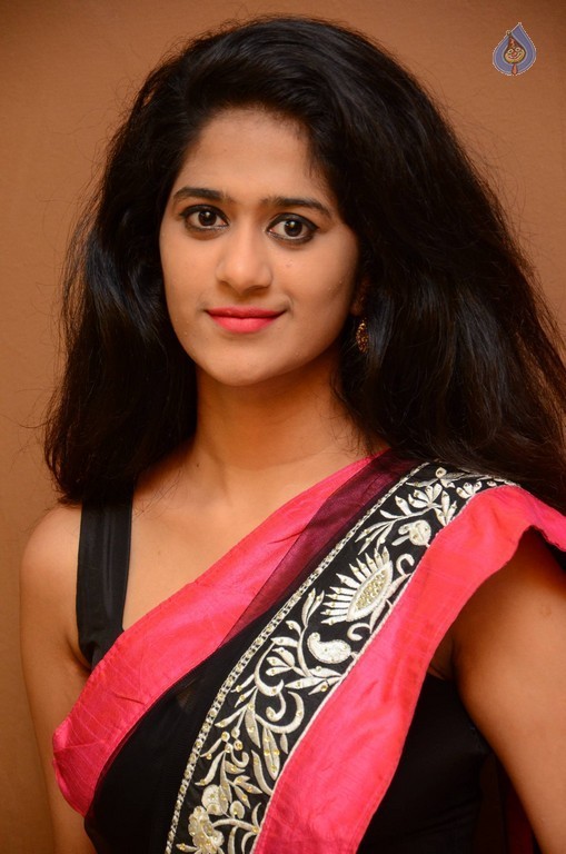 Harini Photos - 18 / 29 photos