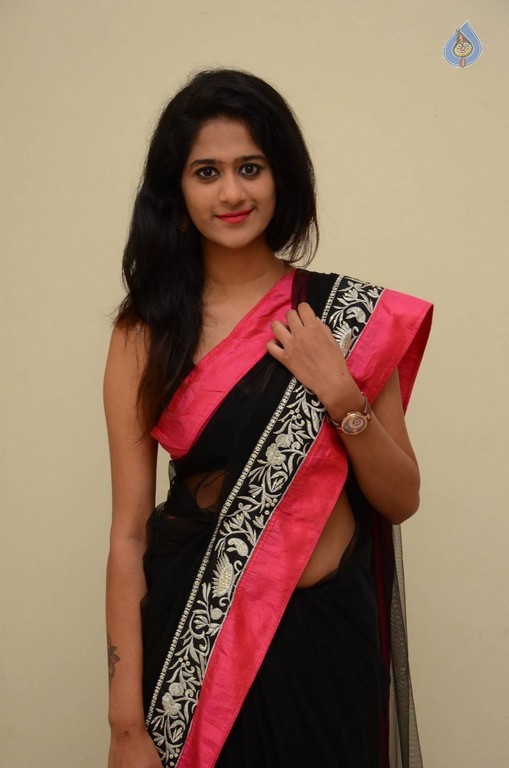 Harini Photos - 19 / 29 photos