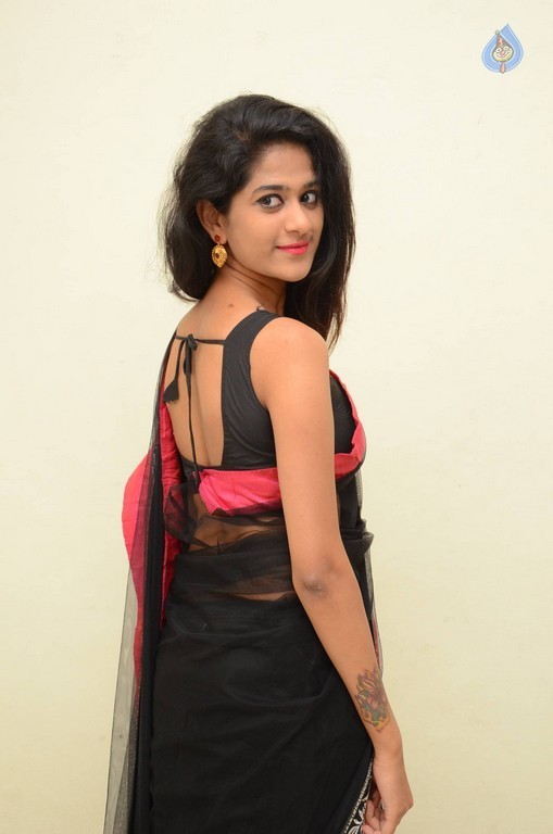 Harini Photos - 21 / 29 photos