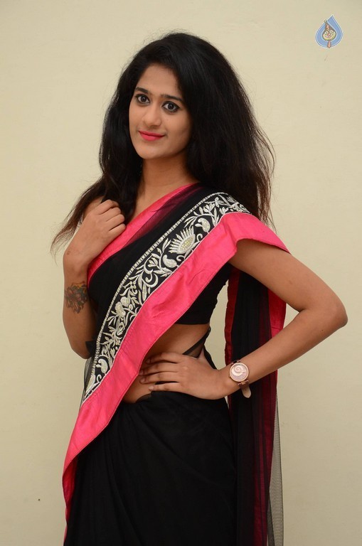 Harini Photos - 22 / 29 photos