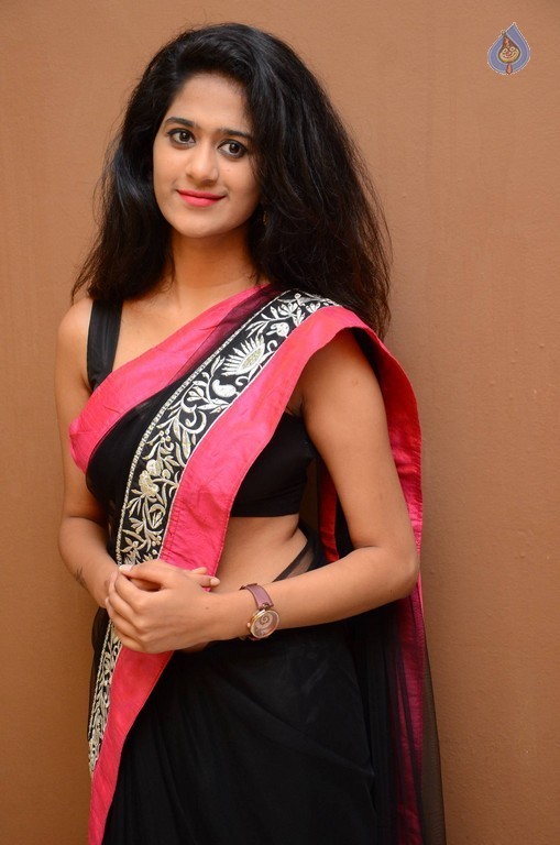 Harini Photos - 26 / 29 photos