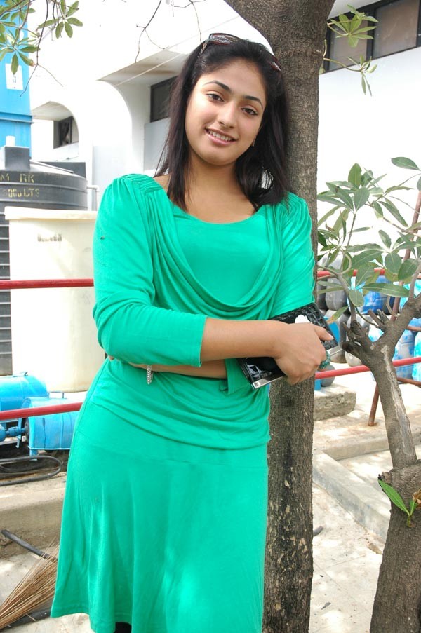 Hari Priya Gallery - 15 / 83 photos