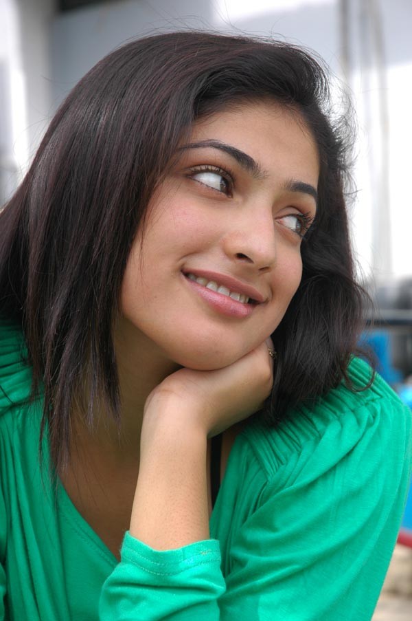 Hari Priya Gallery - 52 / 83 photos