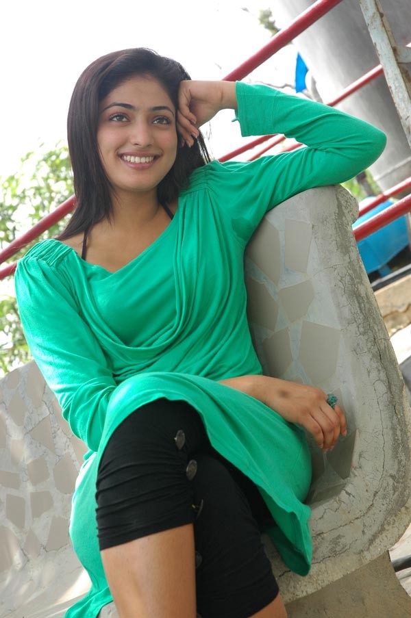 Hari Priya Gallery - 72 / 83 photos