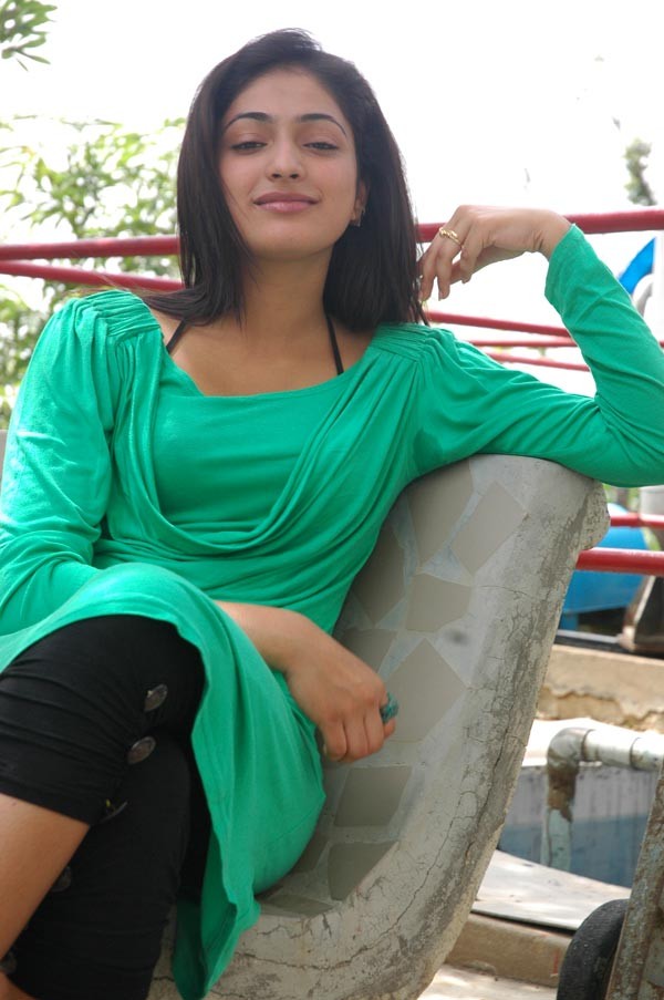 Hari Priya Gallery - 73 / 83 photos