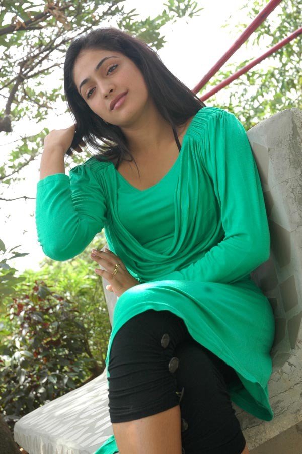 Hari Priya Gallery - 79 / 83 photos