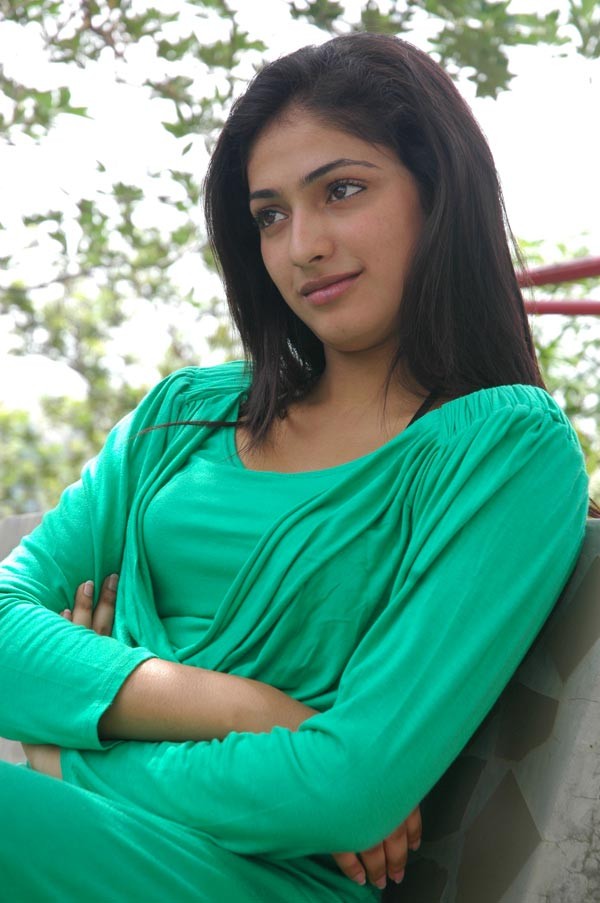 Hari Priya Gallery - 83 / 83 photos