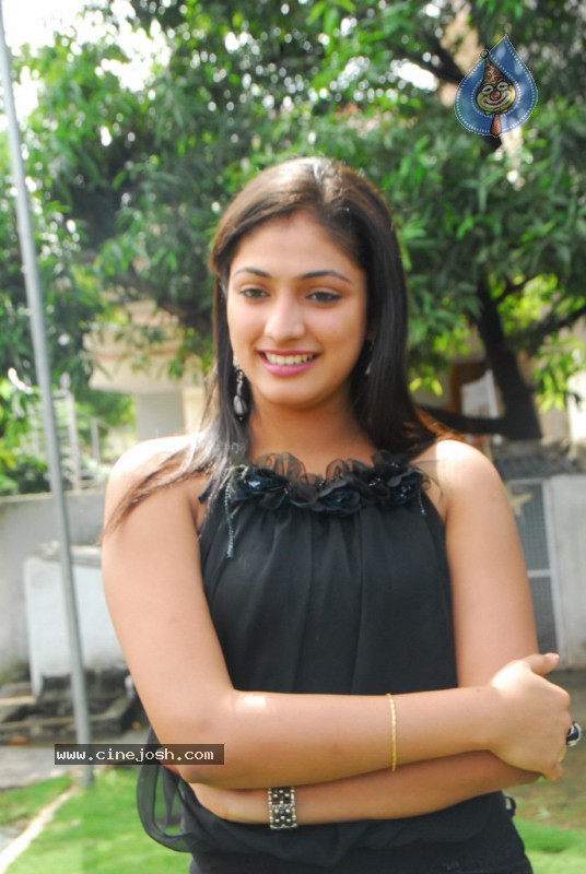 Haripriya Gallery - 23 / 51 photos