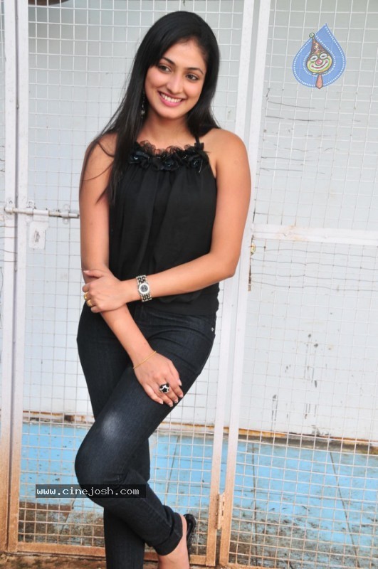 Haripriya Gallery - 26 / 51 photos