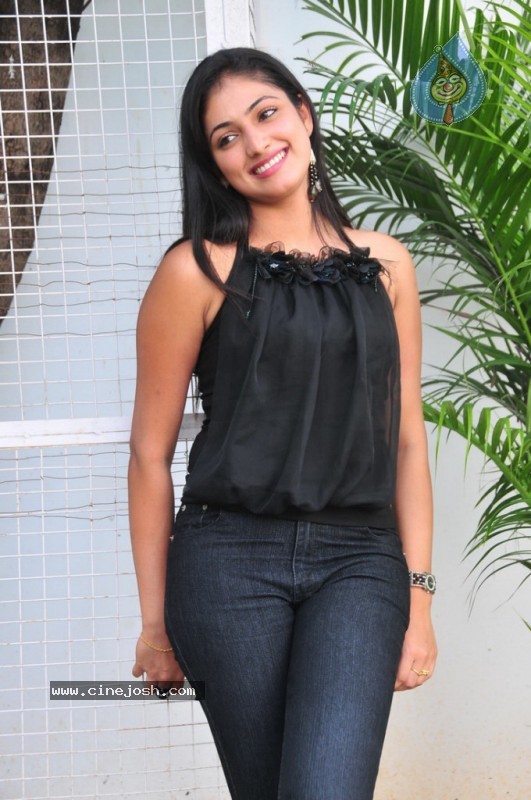 Haripriya Gallery - 27 / 51 photos