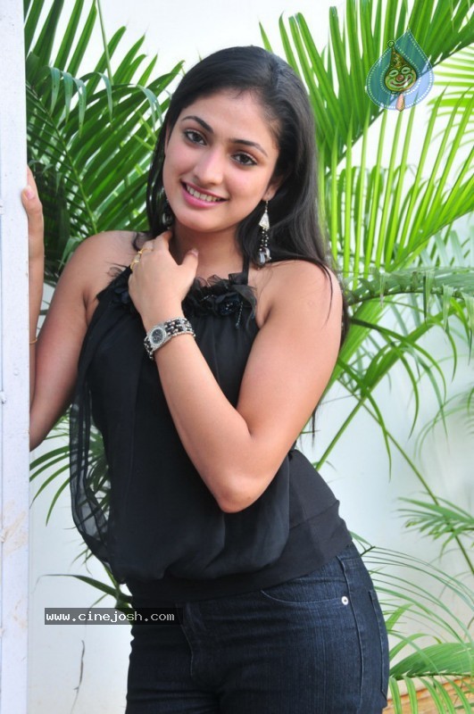 Haripriya Gallery - 30 / 51 photos