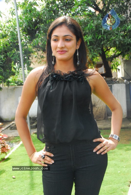 Haripriya Gallery - 35 / 51 photos