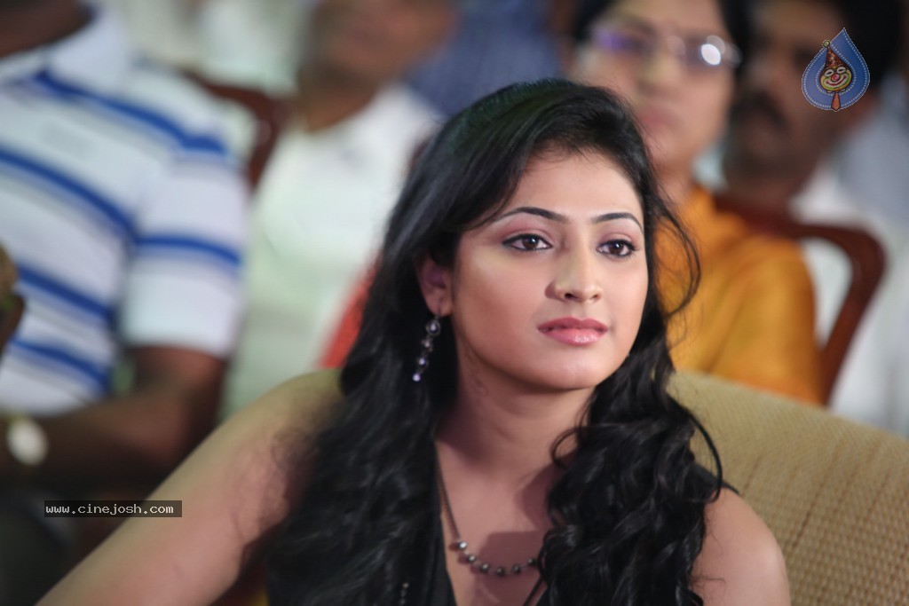 Haripriya Gallery - 17 / 40 photos