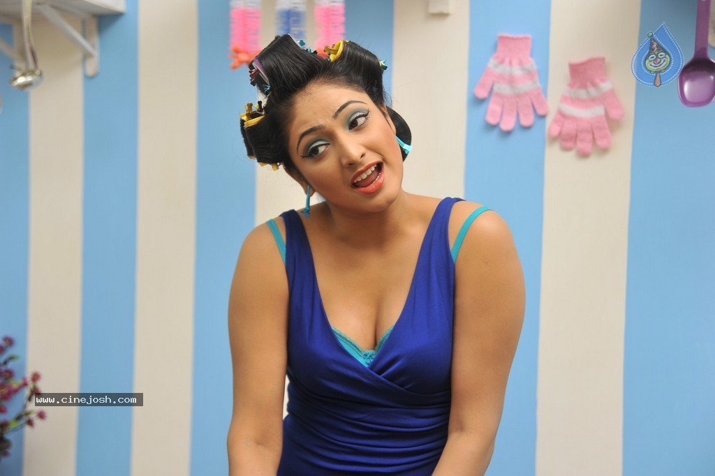 Haripriya Hot Gallery - 46 / 152 photos