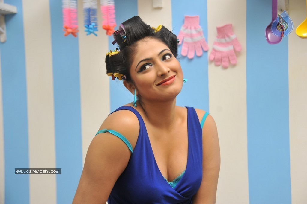 Haripriya Hot Gallery - 121 / 152 photos