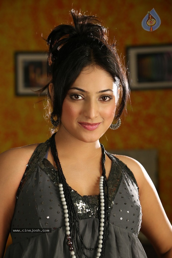 Haripriya Hot Photos - 102 / 126 photos