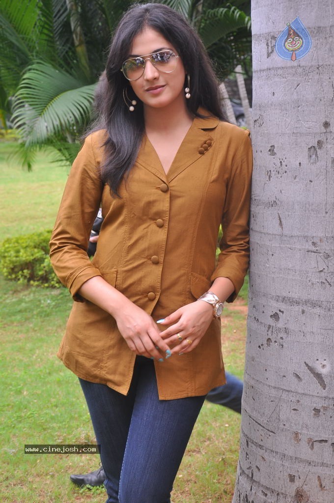 Haripriya Latest Stills - 30 / 104 photos