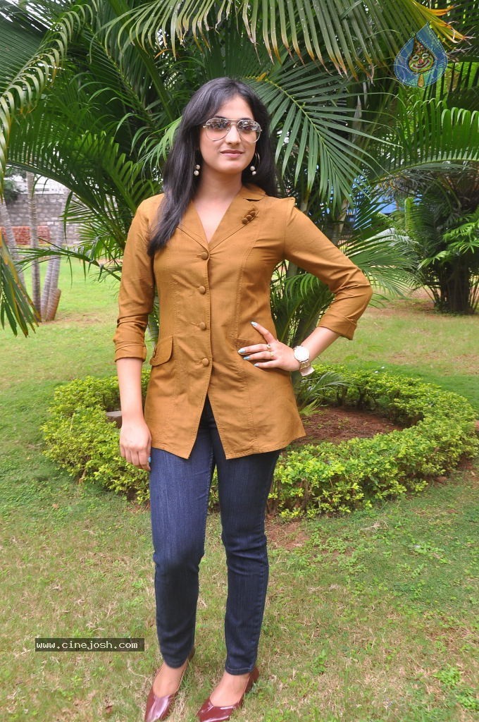 Haripriya Latest Stills - 47 / 104 photos