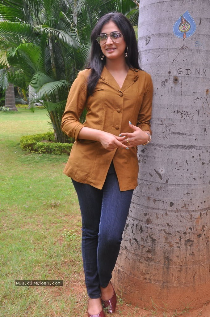 Haripriya Latest Stills - 58 / 104 photos