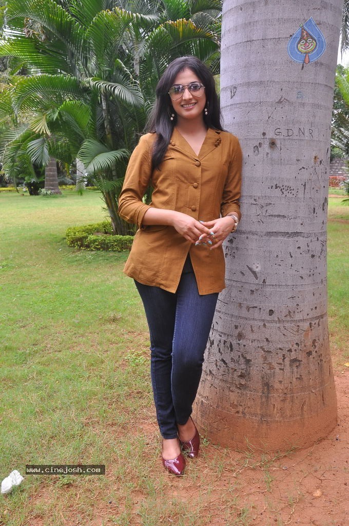 Haripriya Latest Stills - 83 / 104 photos