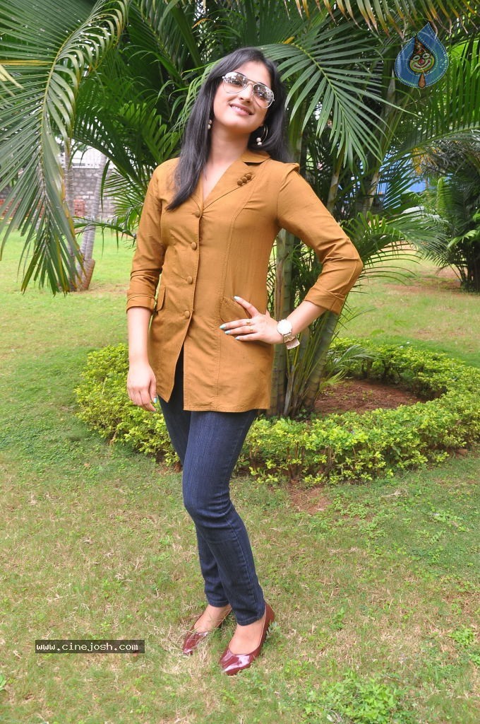 Haripriya Latest Stills - 87 / 104 photos