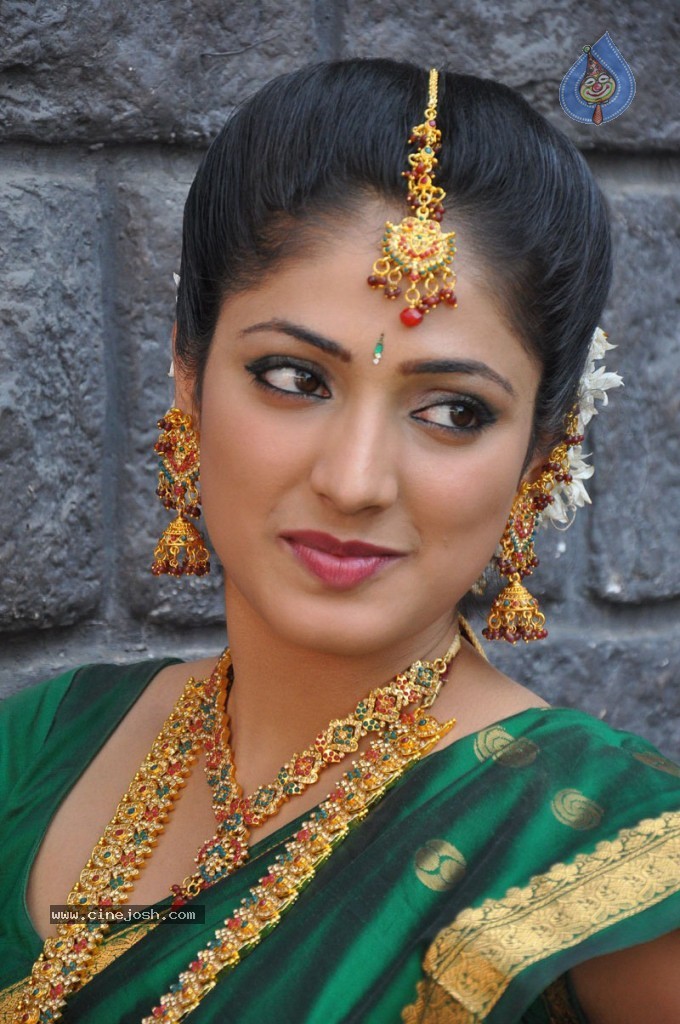 Haripriya Latest Stills - 16 / 77 photos