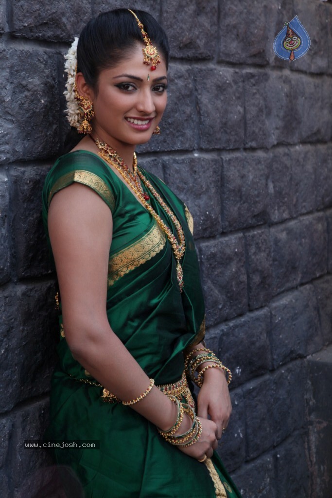 Haripriya Latest Stills - 18 / 77 photos