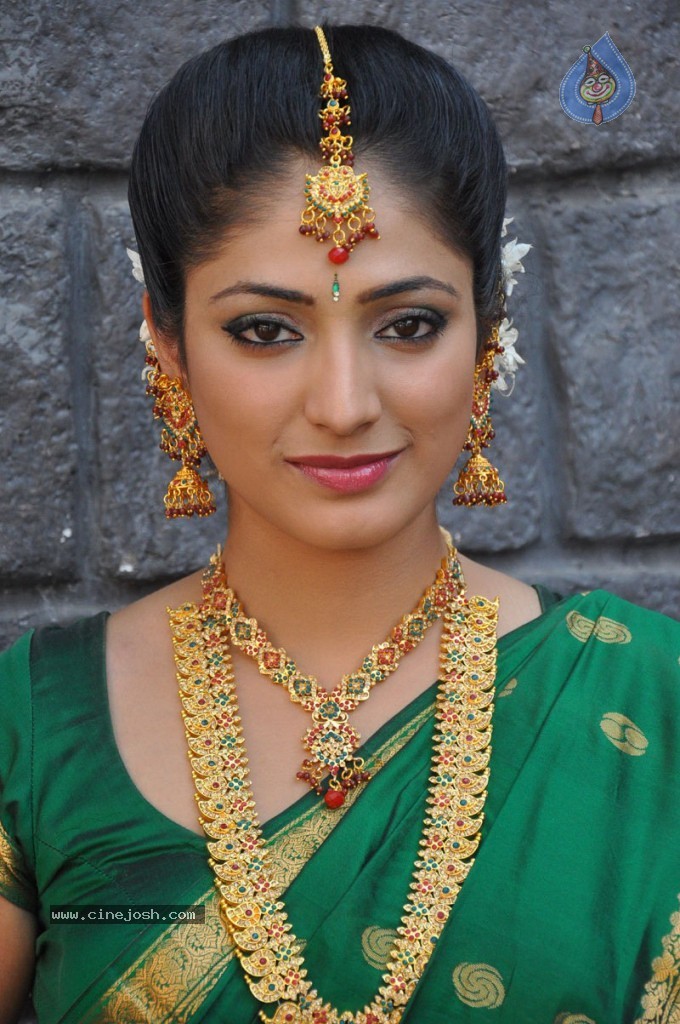 Haripriya Latest Stills - 24 / 77 photos