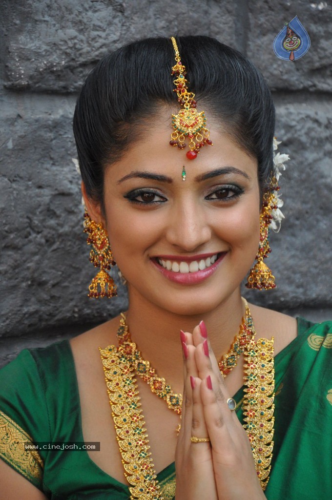 Haripriya Latest Stills - 26 / 77 photos